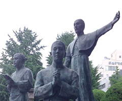 ザビエル公園のベルナルド像（右は聖ザビエル、左はヤジロウ）